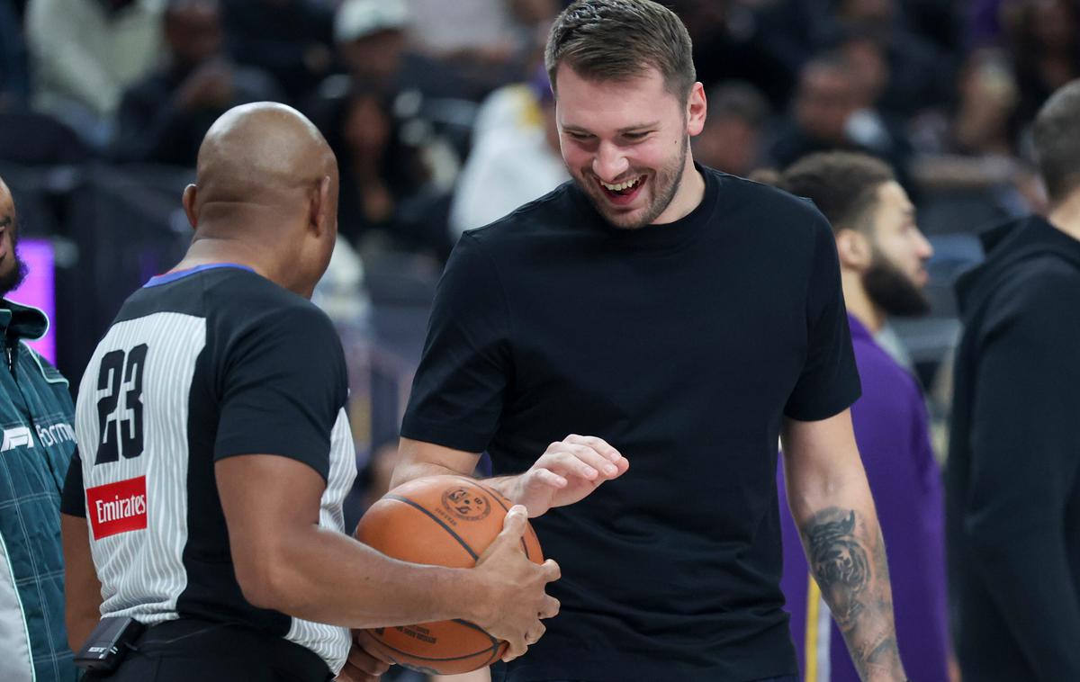 Luka Dončić | Luka Dončić je tekmo z Dallasom spremljal s klopi. | Foto Guliverimage