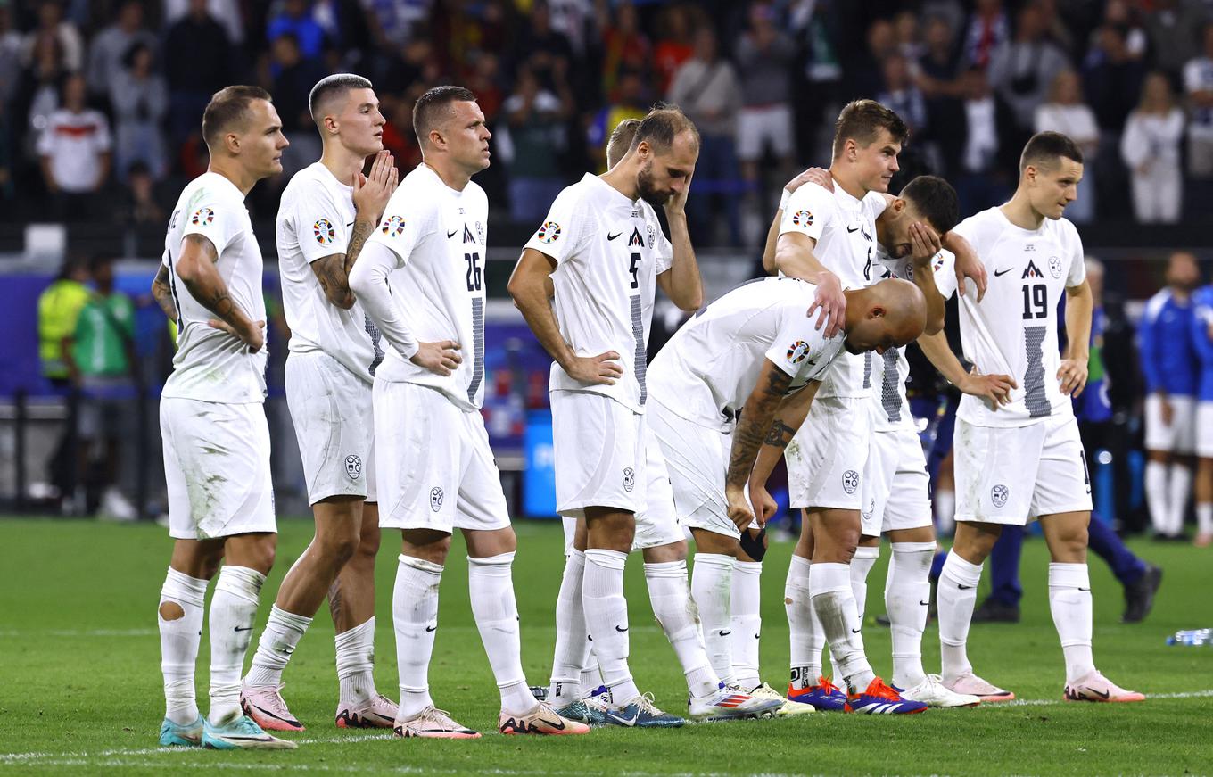 Benjamin Šeško compara a seleção eslovena de futebol, liderada por Matjaž Kek, a uma família. | Foto: Reuters