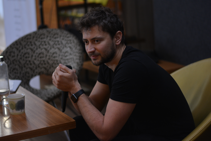 "Zdi se mi, da je bolje narediti izdelek, ki ga bodo nekateri oboževali, in drugi, tako imenovani hejterji, kritizirali. Dobro je, da se nekdo spotakne ob izdelek. Če bo izdelek narejen za preširoko množico, se to ne zgodi," je prepričan Anže Miklavec. | Foto: Startup cafe Ljubljana