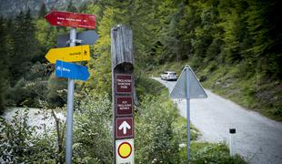 Prometni kaos na poti v priljubljeno alpsko dolino #video