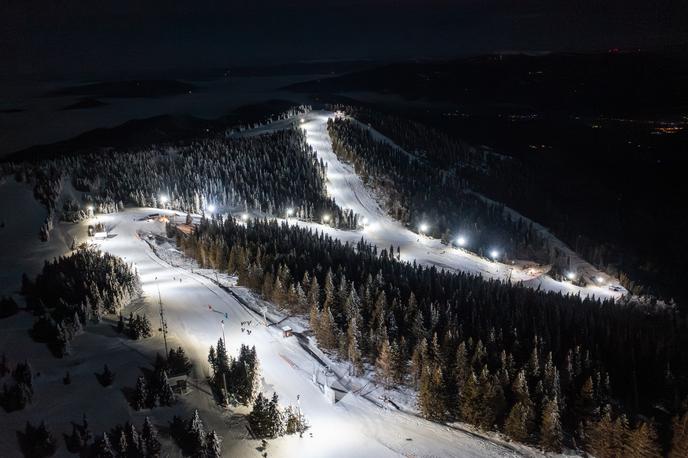 Kope. Smuka. Nočna smuka. | Smučišče Kope se razteza na več kot 12 kilometrih urejenih smučarskih prog s štirimi sedežnicami in štirimi vlečnicami.  | Foto www.kope.si