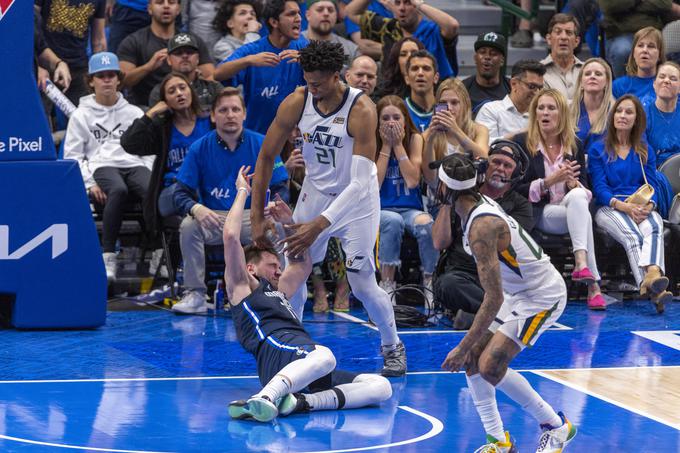 Hassan Whiteside je s prekrškom ustavil poskus zabijanja s strani Dončića. | Foto: Reuters