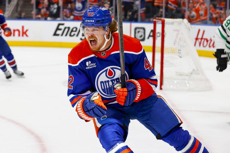 Kasperi Kapanen je plošček poslal v prazen gol za 3:1. | Foto: Reuters