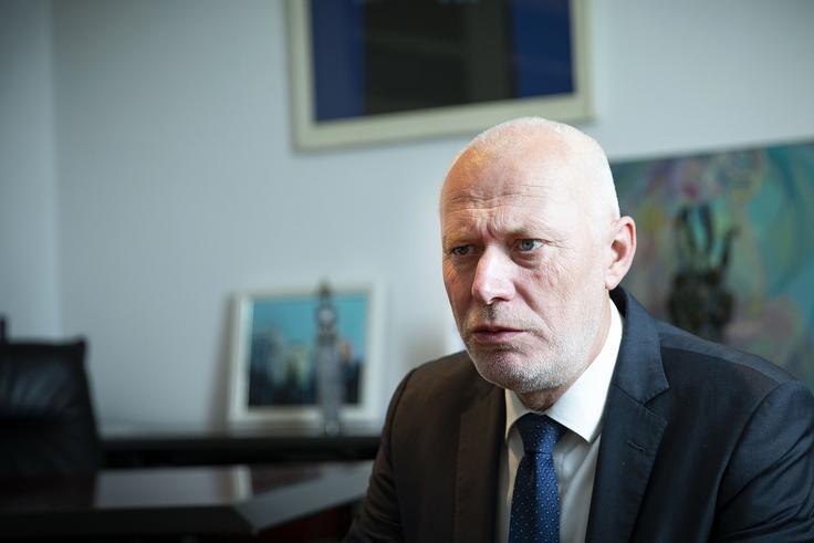 Pri implementaciji direktive v slovensko zakonodajo po mnenju Milana Brgleza ne bi smelo biti težav. "Tisto, kar imamo pri nas v Sloveniji, bi zahtevalo manjše popravke in implementacije tega, kar je sprejel parlament. Ta direktiva predstavlja najnižji standard in če imamo mi višji standard, ga moramo nujno ohraniti. Upoštevati moramo namreč Istanbulsko konvencijo, ki velja za prvi mednarodni dokument za odpravo nasilja nad ženskami in dekleti," je pojasnil Milan Brglez.  | Foto: Ana Kovač