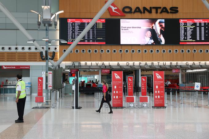 Po izbruhu okužb z novim koronavirusom bodo nekatere avstralske zvezne države odprle meje z Novim Južnim Walesom. Na fotografiji prazno letališče v Sydneyju. | Foto: Reuters
