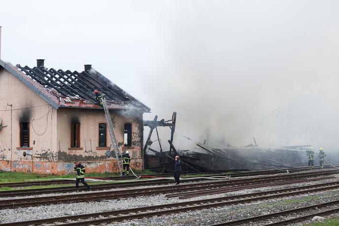 Požar v Osijeku | Ker je večina konstrukcij lesenih, se je ogenj hitro razširil, večji del skladišča pa je zgorel še pred prihodom gasilcev. | Foto Pixsell/David Jerkovic