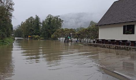 Kolpa in Krka poplavili ter zaprli ceste #foto #video