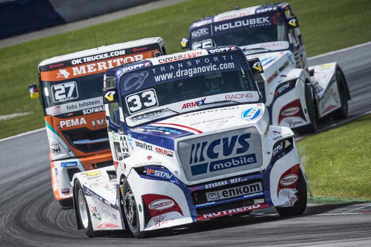 To je tovornjak češke ekipe Buggyra. Izhaja iz osnove ameriškega Freightlinerja (model fat fox), Čehi pa so zanj v svojem centru v Pragi sami razvili motor. V moštvu dela več kot 20 ljudi, pripravljajo pa tudi motorje za dirkaške tovornjake za vztrajnostne relije in vojaška vozila. Tovornjak, s katerim je dirkal Alen Draganovič, poganja 12,5-litrski šestvaljni motor z močjo 1.050 "konjev" in elektronsko omejenimi 5.500 njutonmetri navora. Masa tovornjaka je 5.350 kilogramov. | Foto: Red Bull