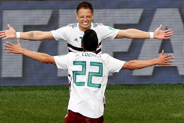 Slavljenec Chicharito Mehiko popeljal na prag izločilnih bojev
