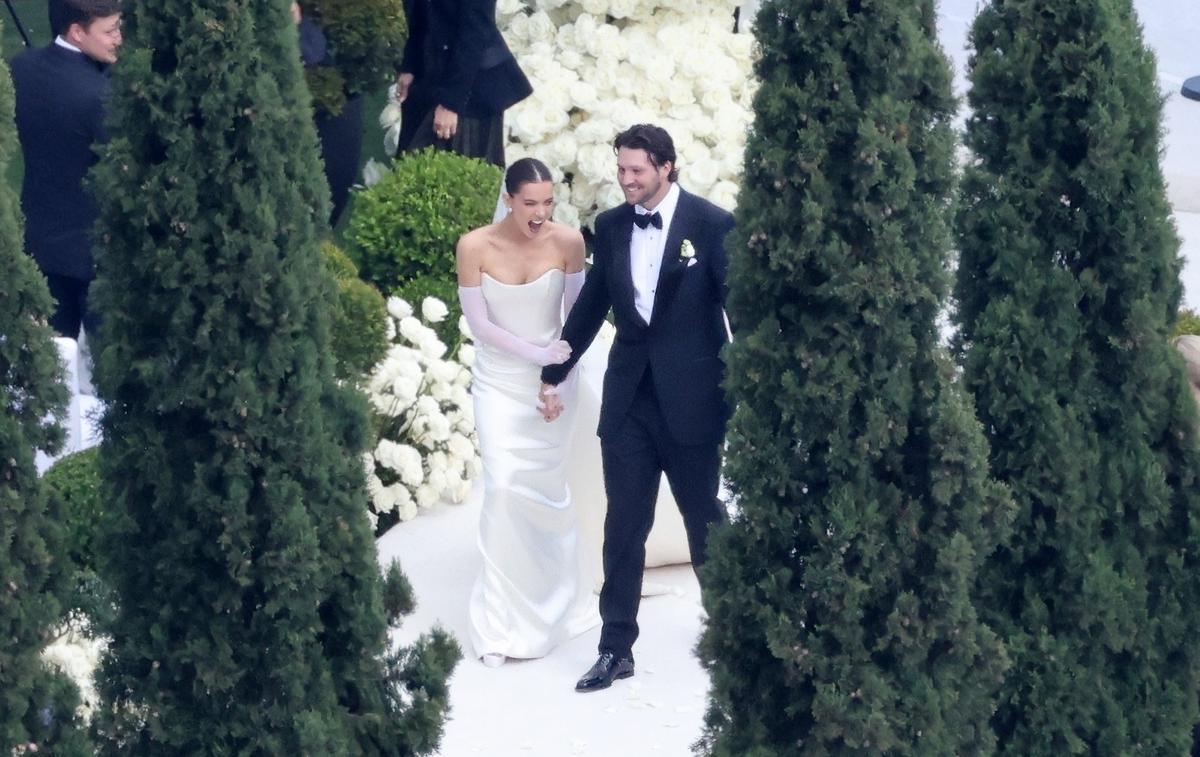 Hailee Steinfeld in Josh Allen, poroka | Nevesta je nosila preprosto belo obleko brez naramnic, medtem ko se je ženin odločil za klasičen črn smoking. | Foto Profimedia