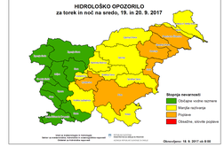 Slovenijo zajele padavine, v torek bo snežilo