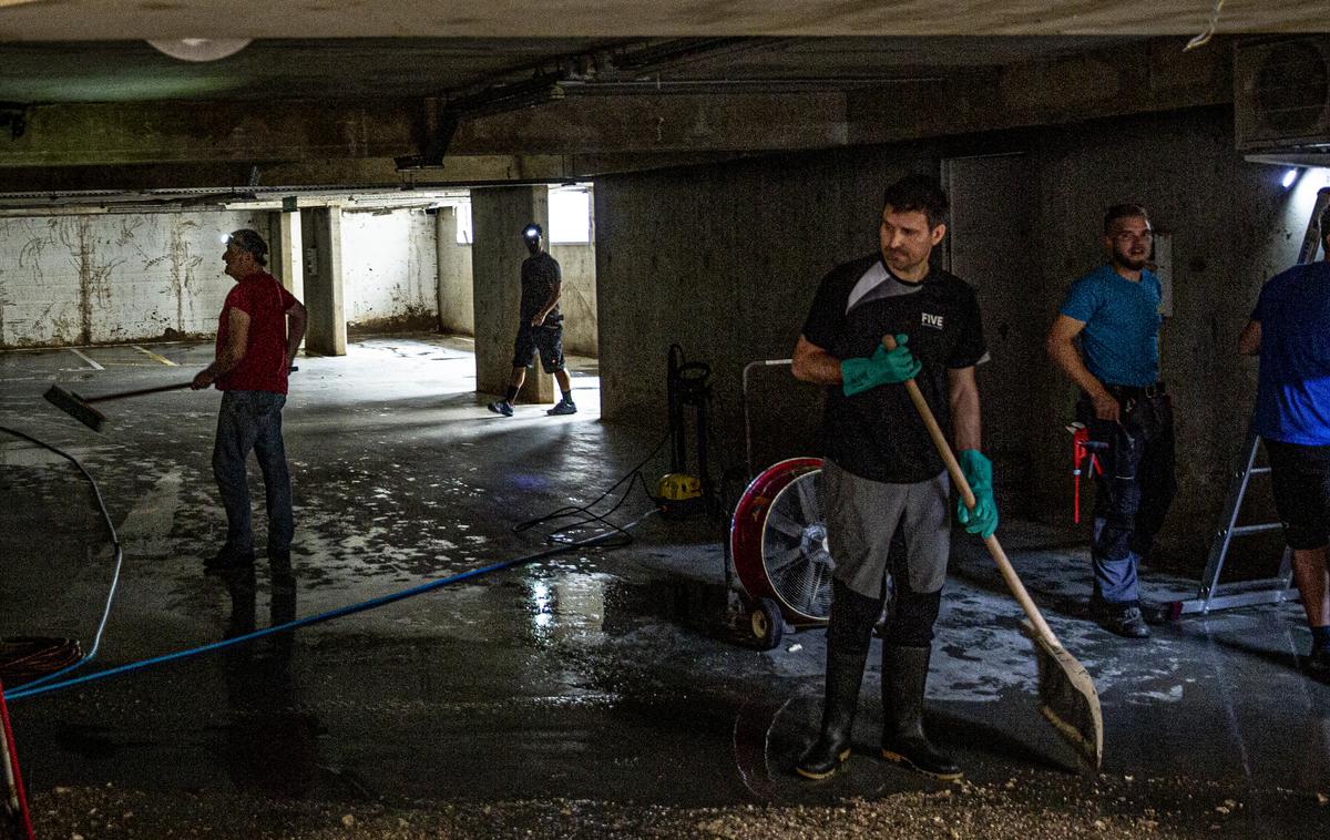 Poplave | Povračilo nadomestila plače v primeru višje sile lahko delodajalec uveljavlja za tiste delavce, ki ne morejo opravljati dela zaradi posledic poplav. | Foto Ana Kovač