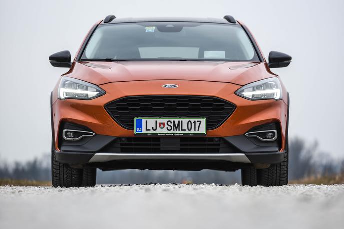 Ford focus active | Za boljši oprijem na makadamu lahko voznik izbere način "trali", na spolzkih podlagah pa "slippery". | Foto Gašper Pirman
