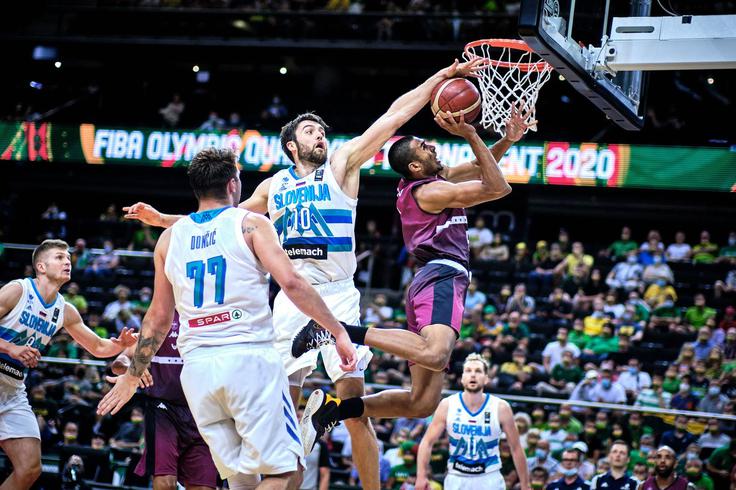 Mike Tobey in Luka Dončić sta dosegla več kot polovico slovenskih točk. | Foto: Hendrik Osula/FIBA
