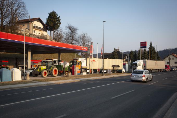 Gneča na bencinskih servisih. | Foto: Bojan Puhek