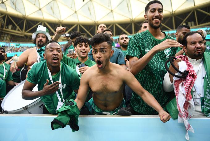 Navdušenje navijačev Savdske Arabije po veliki zmagi nad dvakratnimi svetovnimi prvaki. | Foto: Reuters