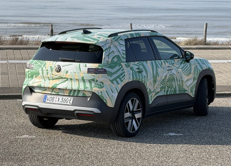 Zunanjost je še zamaskirana, a sodeč po obrisih se obeta precej tradicionalna oblika ID.crossa. | Foto: Gregor Pavšič