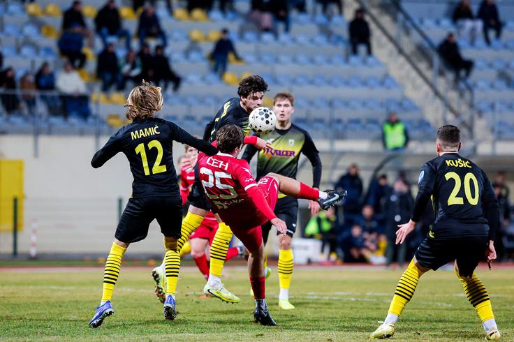 18-letni Lukas Čeh je v petek na gostovanju pri Radomljanih debitiral v 1. SNL. | Foto: Aleš Fevžer