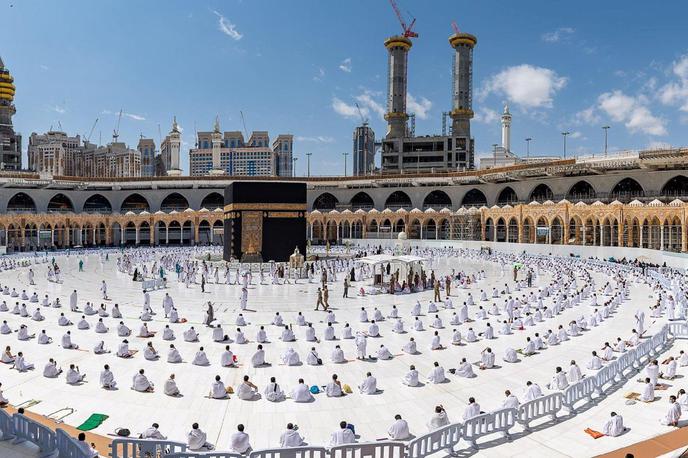 Meka muslimani | Verniki v Meki že več kot eno leto pri molitvah ohranjajo varno razdaljo. | Foto Reuters