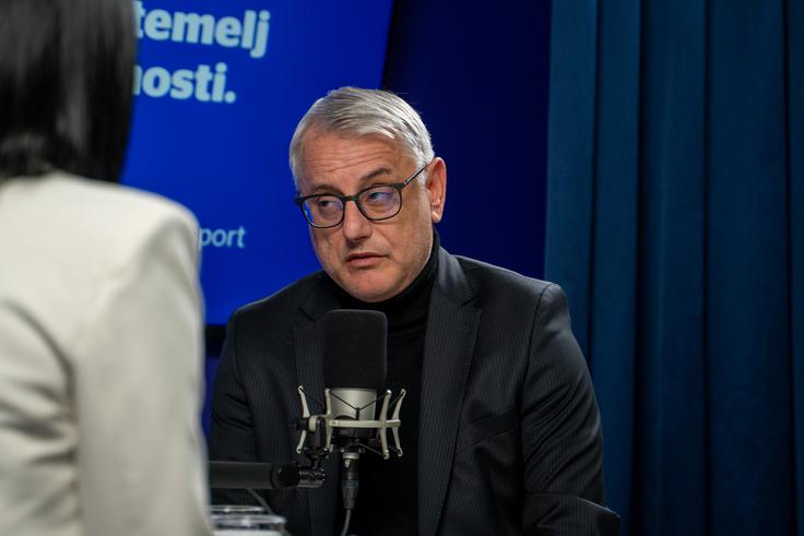 Pomemben del njegovih poudarkov je bil tudi razvoj turizma po vsej državi. Povedal je, da slovenski turizem ni omejen le na najbolj prepoznavne destinacije, temveč se razvija širše – od mest in termalnih krajev do manjših lokalnih okolij. Poudaril je tudi, da se destinacije povezujejo in da je majhnost Slovenije prednost, saj omogoča, da obiskovalci v kratkem času doživijo zelo različna okolja. | Foto: Liam Toni Šironjič