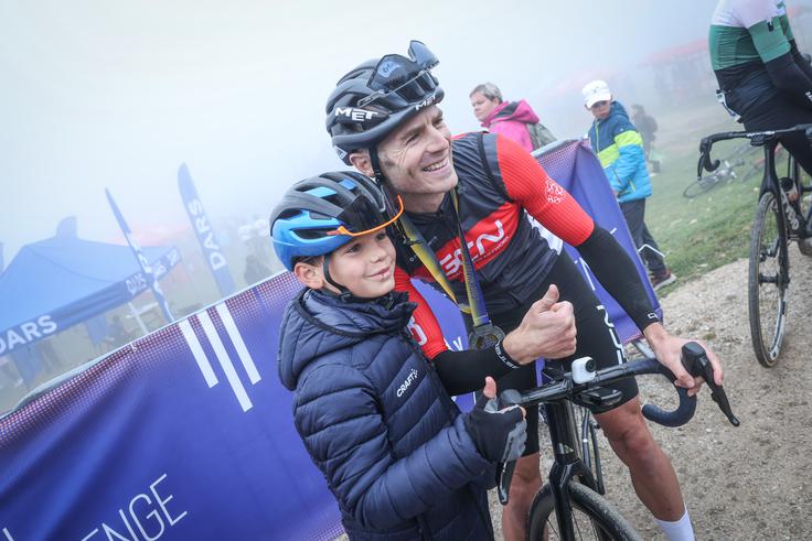 Britanski amaterski kolesar Andrew Feather je bil po tem, ko je na kolesarskem izzivu Pogi Challenge edini "ubežal" Pogačarju na vzponu na Krvavec, zelo zaželena oseba za fotografiranje. | Foto: Ana Kovač