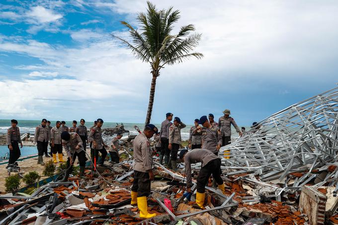 Visoki valovi so poškodovali na stotine objektov. Najbolj je prizadeta provinca Pandeglang na zahodu Jave. | Foto: Reuters