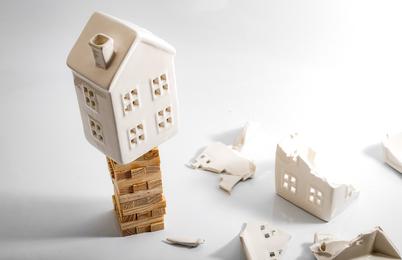 Stalno rastoča stopnja hipotekarnih posojil v ZDA in EU vzbuja skrbi glede morebitnega zloma nepremičninskega trga