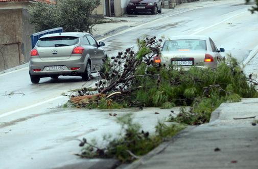 Hrvaški grozijo orkanski veter, dež in sneg