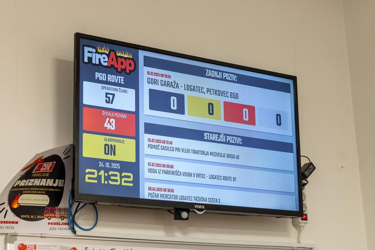 V gasilskem domu imajo ekran, s katerega je razvidno, kdo vse se bo udeležil intervencije in koliko jih je. | Foto: Gaja Hanuna