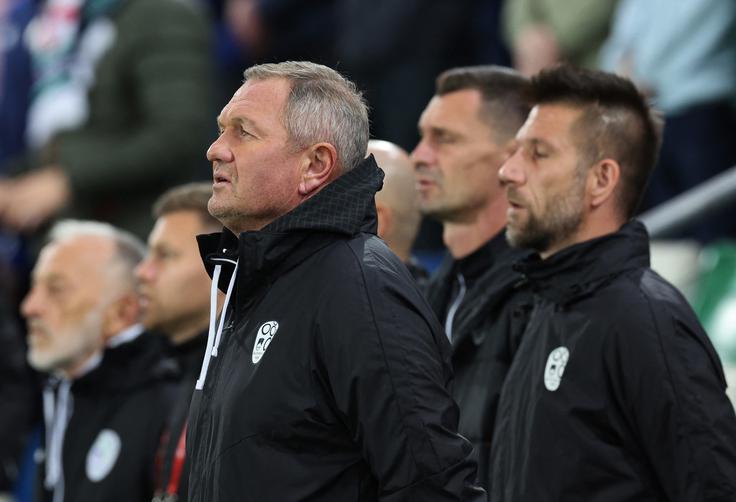 Matjažu Keku pri delu pomagata njegova nekdanja varovanca Boštjan Cesar in Milivoje Novaković. | Foto: Reuters