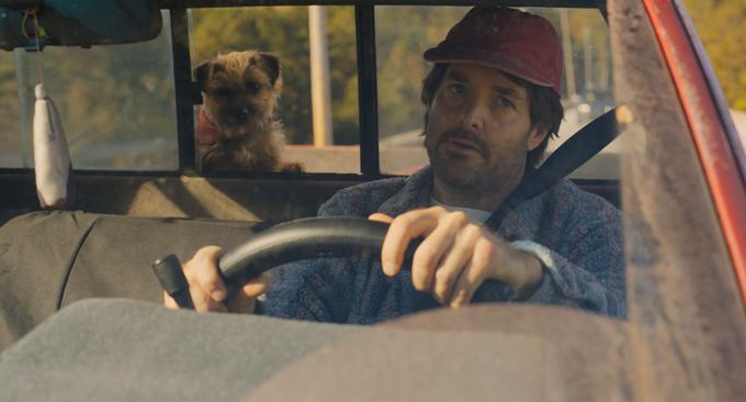 Doug (Will Forte), ko se skuša znebiti svojega psa Reggieja (Will Ferrell), tako da ga odpelje v mesto in mu vrže žogo, nato pa pobegne. | Foto: Karantanija Cinemas