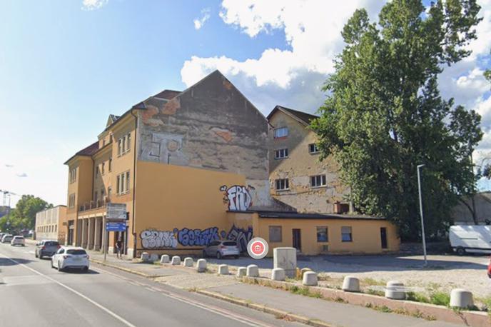 Masarykova cesta | Na zgradbi na naslovu Masarykova 15, ki je predvidena za rušenje, je spominska plošča žrtvam NOB. Župan obljublja, da bo dobila novo primerno mesto v okviru prenovljenega območja.  | Foto posnetek zaslona/Google maps