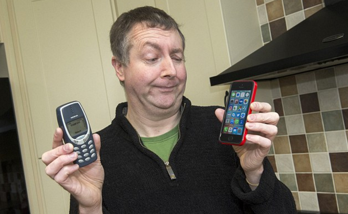 Mitchellu je sin pred leti kupil nov mobilni telefon, pravzaprav pametni telefon iPhone. A Britanec ga ne uporablja, ker ne potrebuje njegovih funkcij. "Vse, kar na mobilniku uporabljam ob klicanju in pisanju sporočil, je kalkulator," pravi.  |  Foto: Caters | Foto: 