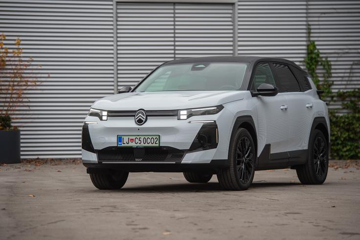 Citroën C5 Aircross – sinonim udobja in praktičnosti, ki s svojo napredno platformo, konceptom Advanced Comfort, elektrificiranimi pogoni ter izjemno prostorno in prilagodljivo notranjostjo postavlja nova merila med sodobnimi SUV.  | Foto: Emil Frey