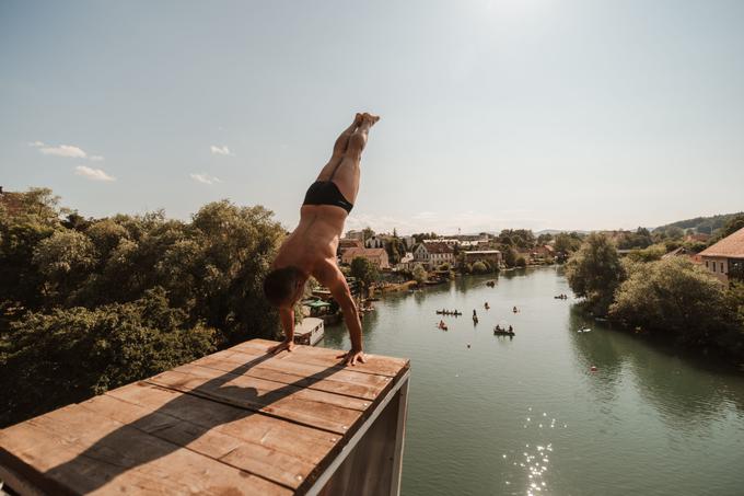 Vrhunec Krka Outdoor Festivala predstavlja tekmovanje v skokih v vodo s Kandijskega mostu, ki se bo letos odvijalo že deseto leto zapored. | Foto: Krka Outdoor Festival/Miki Pavlin
