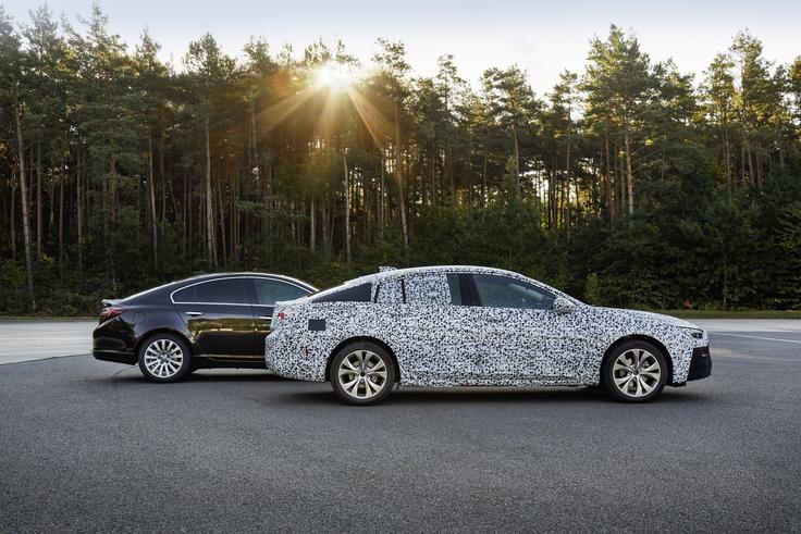 Opel insignia grand sport je nastala na novi arhitekturi in ima za več kot devet centimetrov daljšo medosno razdaljo. Oblikovalci so opazno skrajšali oba karoserijska previsa in s tem pridobili prostor med osema, hkrati pa ne bistveno povečali skupno dolžino, ki je zrasla le za 5,5 centimetra. V prid dinamični obliki so za centimeter razširili kolotek, tri centimetre nižja strešna linija pa doda bolj športen pridih.  | Foto: Opel