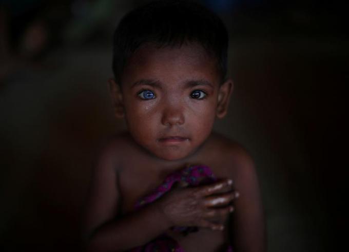 Hosne Ara, štiriletna begunka, medtem ko posluša otroško petje v begunskem kampu v Bangladešu. Vir: Reuters | Foto: 