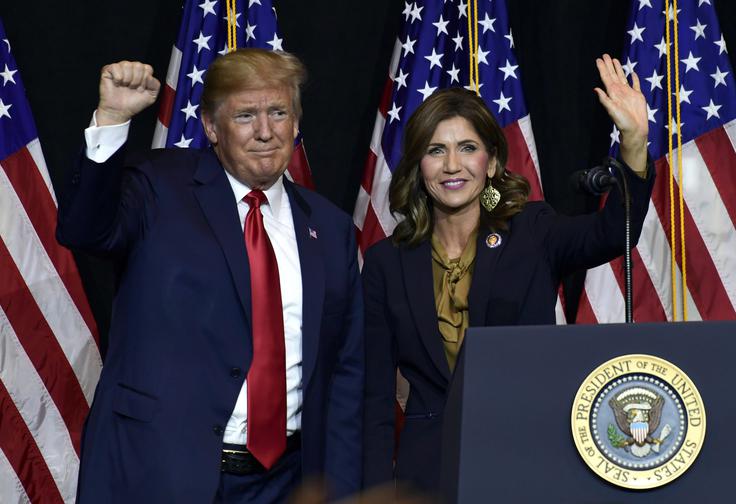 Kristi Noem je hitro postala Trumpova podpornica. Pred guvernerskimi volitvami leta 2018 jo je Trump zato osebno podprl. | Foto: Guliverimage