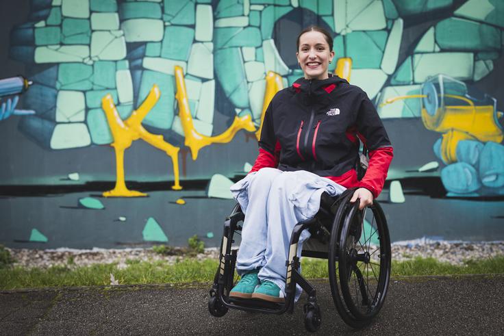 "Boli me, da se ne morem več ukvarjati s športom, da ne morem skakati, ko sem vesela, da ne morem plesati, da ne morem skočiti fantu v objem. Da ni nekaterih stvari, ki so me prej dopolnjevale. To me je potrlo, je pa hkrati to tudi moja motivacija, da se trudim in vztrajam, da bi prišla do točke, ko bom vse to spet lahko počela." | Foto: Bojan Puhek