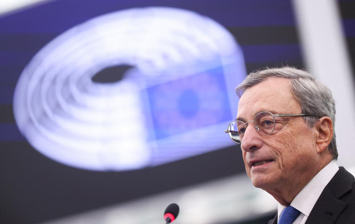 Mario Draghi | Mario Draghi je posvaril, da preoblikovanje gospodarstva v brezogljično ni nujno v nasprotju s konkurenčnostjo, obstaja pa tveganje, da se to zgodi, če EU ne bo uspelo uskladiti politik. | Foto Reuters