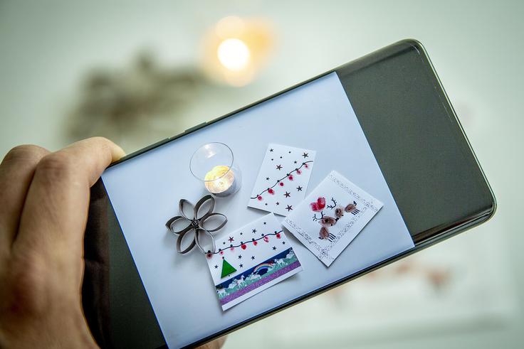 Zaobljeni zaslon OLED, ki svojo sliko zna osvežiti tudi 120-krat v sekundi, odlično izkorišča praktično vso sprednjo stran telefona. | Foto: Ana Kovač