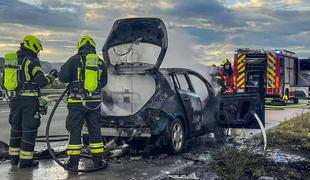 Na primorki v požaru povsem uničeno električno vozilo
