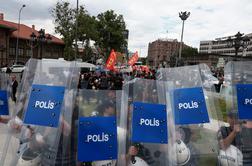 V Turčiji napeto pred vrhom Nata: policija uporabila solzivec, aretirali več kot sto protestnikov