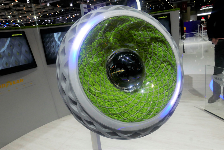 Goodyear Ženeva Konceptna guma Oxygen. V njo so vstavili mah in poskrbeli za proces fotosinteze. To je torej vizija gume, ki iz ozračja vpija CO2 in ga polni s kisikom. Futurizem ali realnost? | Foto: Gregor Pavšič