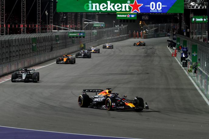 Las Vegas Max Verstappen Red Bull | Max Verstappen je iz prvega zavoja povedel pred dirkačem Mercedesa, Lando Norris je zdrsnil na tretje mesto. | Foto Reuters