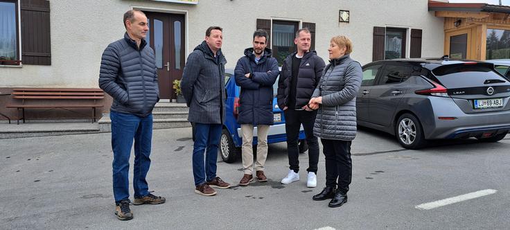 Na fotografiji z leve proti desni: predsednik OI KGZS Logatec Peter Istenič, poslanec SDS Zoran Mojškerc, podžupan Občine Logatec Klemen Trpin, predsednik Krajevne skupnosti Rovte Jure Berzelak in poslanka NSi Iva Dimic.  | Foto: K. M.