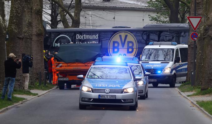 Strogo varovani prihod nogometašev Borussie Dortmund na prizorišče tekme. | Foto: Reuters