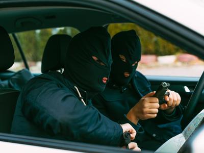 Policija išče roparja. Ste ju morda videli?