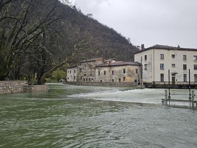 Reke prestopile bregove. Vipava poplavlja in ni še konec.
