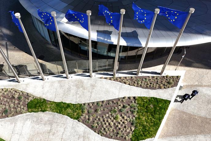 Evropska komisija | Bruselj je v zadnji gospodarski napovedi, ki jo je predstavil pred pol leta, EU za letos napovedal 1,4-odstotno, za leto 2027 pa 1,5-odstotno gospodarsko rast. | Foto Reuters
